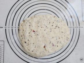 取出面团，轻轻按压排气