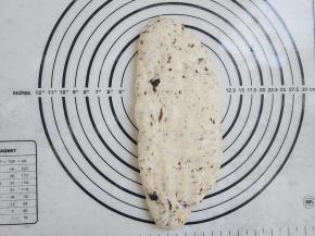 取一份面团按压整理