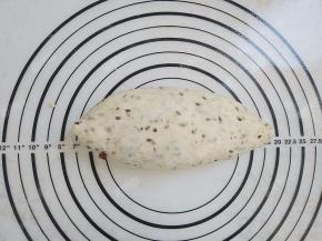 收口朝下放置，两端稍微搓尖一些