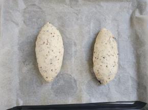 摆入烤盘，放在温度37度左右湿度70%的环境下进行二发。现在这个季节可以直接室温下发酵。