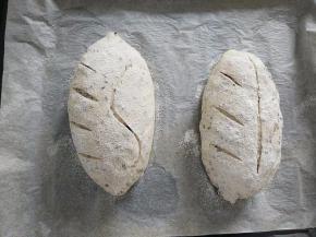 用锋利的刀片割出纹路