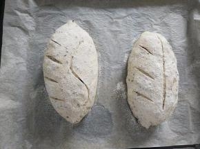 用锋利的刀片割出纹路