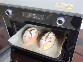 出炉后转移至冷却架上放凉