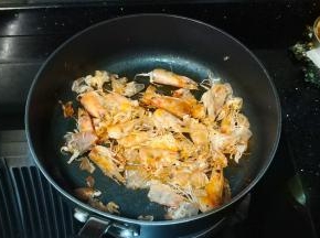 虾头、壳放入锅里压出虾头油出来