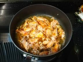 倒入白葡萄酒和鱼露