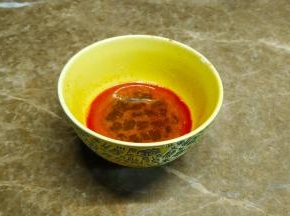 滤出小半碗虾头油高汤