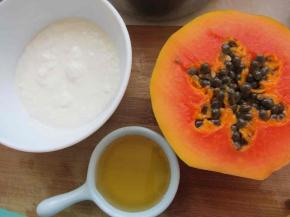 自制酸奶，蜂蜜，木瓜备用，如果是买来的酸奶可以适量的少放一些蜂蜜。