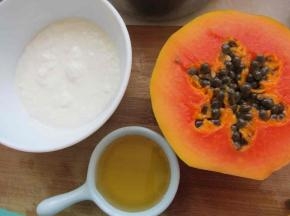 自制酸奶，蜂蜜，木瓜备用，如果是买来的酸奶可以适量的少放一些蜂蜜。