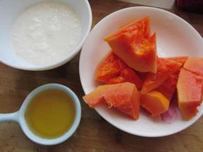 把木瓜去籽去皮切块。