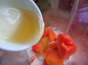 把酸奶木瓜和蜂蜜一起倒入破壁机打细腻。
