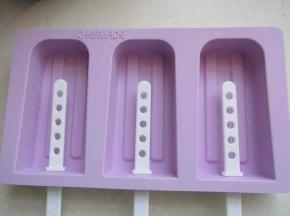 冰糕模具洗净擦干，把冰糕棒插入。