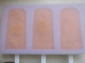 盖好盖子，放到冰箱冷冻约3小时以上。