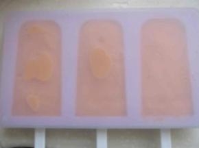 盖好盖子，放到冰箱冷冻约3小时以上。