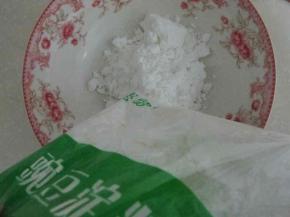 豌豆淀粉到入碗中，豌豆和水的比例是1:8，就是豌豆100克，水就需要800克，依此论推。