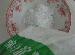 豌豆淀粉到入碗中，豌豆和水的比例是1:8，就是豌豆100克，水就需要800克，依此论推。