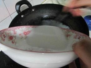 锅里加入水烧开，倒入豌豆淀粉。