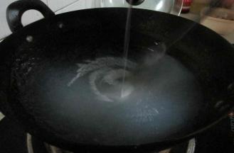 边搅拌边倒入，不然会成团不均匀。