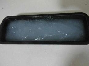 把做好的粉糊倒入。