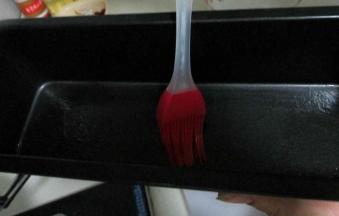 容器刷上植物油。