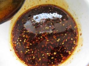 碗里加入醋，生抽，盐，白糖，麻辣红油拌匀。