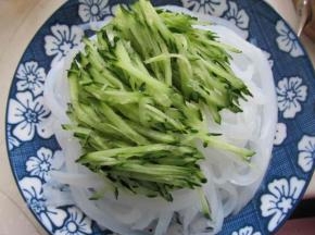 黄瓜切丝放在凉粉上面。