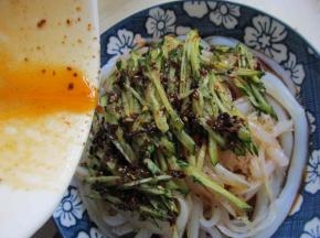 倒入凉粉中。