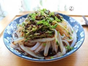 再撒上小葱末即可。