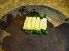 把姜切片、葱切段，然后将姜片摆在葱段上，再切成丝，这样一切得两丝，非常方便快捷