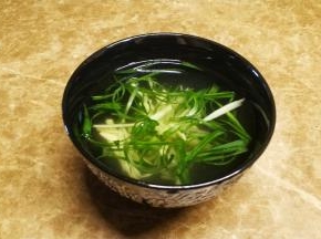 将切好的葱姜丝放入凉水中泡5分钟，让葱姜丝变卷，看起来更好看

