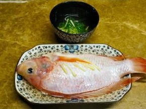 把姜葱丝泡过的水淋在鱼身上，注意脊背里面也抹一些，腌制5分钟
