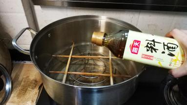烧水，将3勺料酒倒在水里，这样料酒会变成蒸汽慢慢蒸鱼，不仅可以起到给鱼去腥的目的，还不会抢了鱼的鲜香