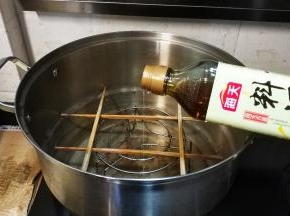 烧水，将3勺料酒倒在水里，这样料酒会变成蒸汽慢慢蒸鱼，不仅可以起到给鱼去腥的目的，还不会抢了鱼的鲜香