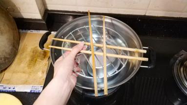 现在可以开始蒸鱼了，先请出我们的蒸鱼神器——筷子和铁架！