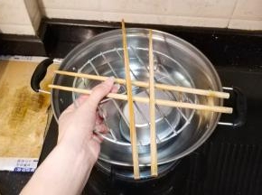 现在可以开始蒸鱼了，先请出我们的蒸鱼神器——筷子和铁架！