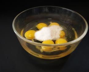 鸡蛋打入碗里，加入发酵粉、白糖