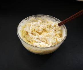 加入面粉用筷子挑成絮状