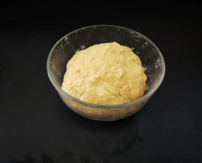 和成团，像这种天气醒面30分钟，这个时候的面团是比较有粘性的，你只要把它和成团就好。