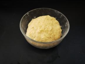 和成团，像这种天气醒面30分钟，这个时候的面团是比较有粘性的，你只要把它和成团就好。