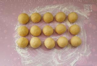 再把面团分成约50克一份，搓圆，手上要抹一点面粉防粘，盖上保鲜膜让它松弛十分钟。