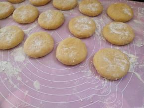 然后再把它擀成饼，盖上保鲜膜，再次松弛十分钟。