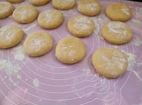 然后再把它擀成饼，盖上保鲜膜，再次松弛十分钟。