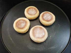 放入不抺油的锅中，小火烙至两面金黄，烙至的过程中面饼会膨胀，用锅铲将它压扁就好。