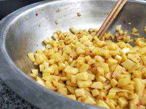 加入生抽、老抽、盐（少许）、腌制一会。