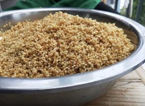 糯米洗净，沥干水分，加入油、生抽、老抽、盐、搅拌均匀。（喜欢辣的可以加入干辣椒）