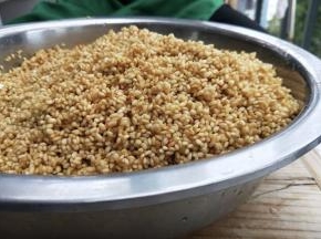 糯米洗净，沥干水分，加入油、生抽、老抽、盐、搅拌均匀。（喜欢辣的可以加入干辣椒）