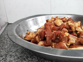 猪肉洗净，加入生抽、老抽、盐、辣椒干搅拌均匀，前一天准备好放冰箱腌制一个晚上。