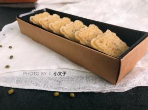 绿豆糕吃起来很香。