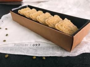 绿豆糕吃起来很香。