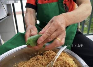 把余出的叶片顺着三角形往上折。