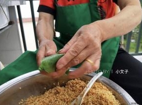 把余出的叶片顺着三角形往上折。